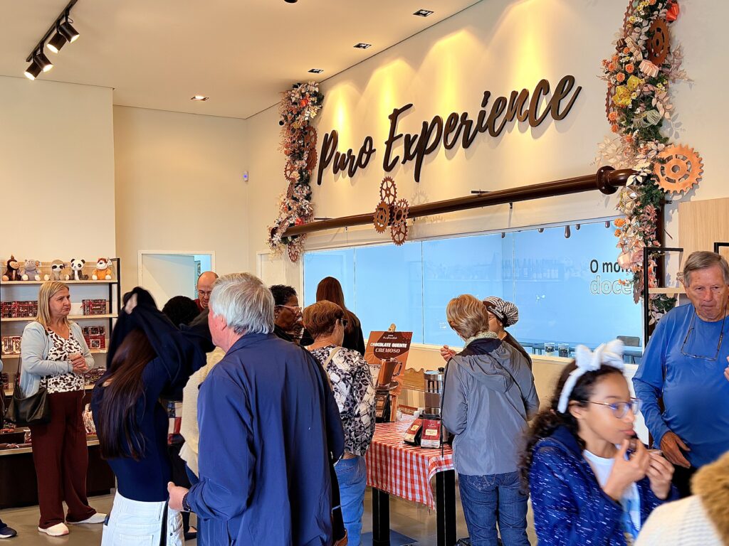 Grupo participando da Puro Experience na fábrica da Puro Cioccolato