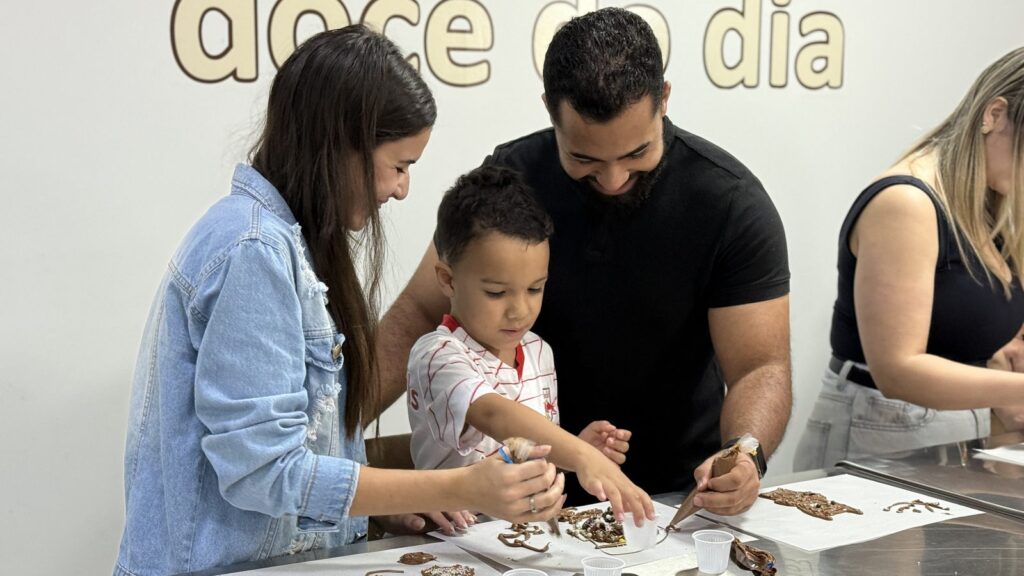 Família decorando o próprio chocolate na etapa mão na massa da Puro Experience