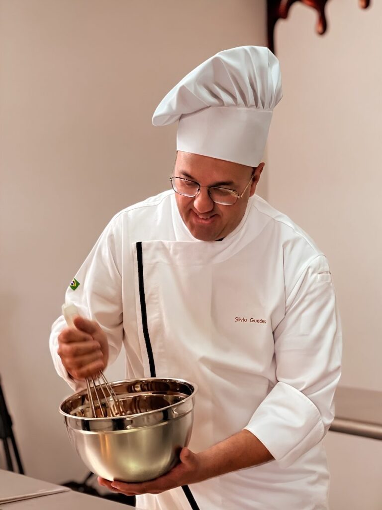 Chocolatier Silvio Gueões, fundador da Puro Cioccolato, mexendo chocolate na tigela